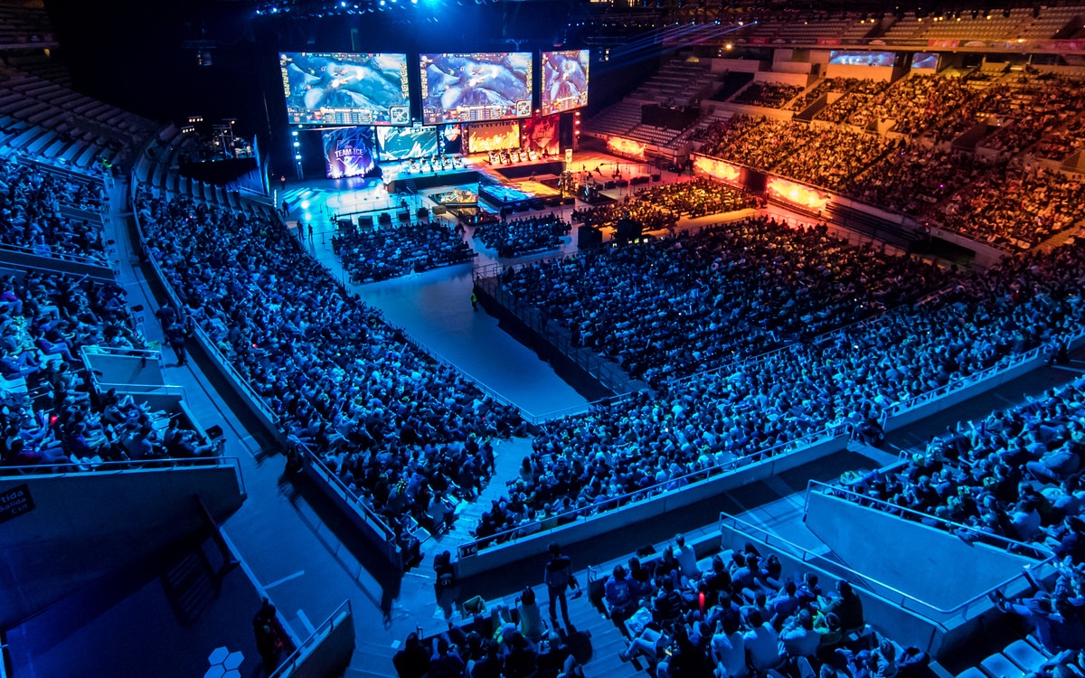 几乎逆转了 10,000 分！ ThunderTalk Gaming 在趋势下两次击败对手。 EDward Gaming 在第一场比赛中毫无危险地击败了 ThunderTalk Gaming