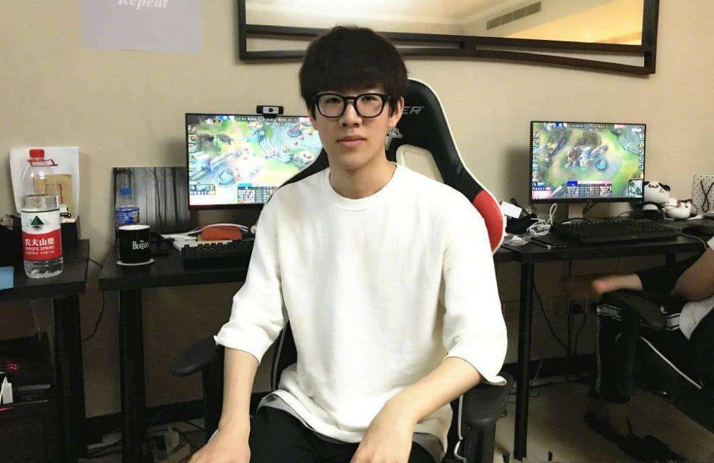 高跟+短裙就是好评！美女选手沫子晒照：再不拍我就老了~~